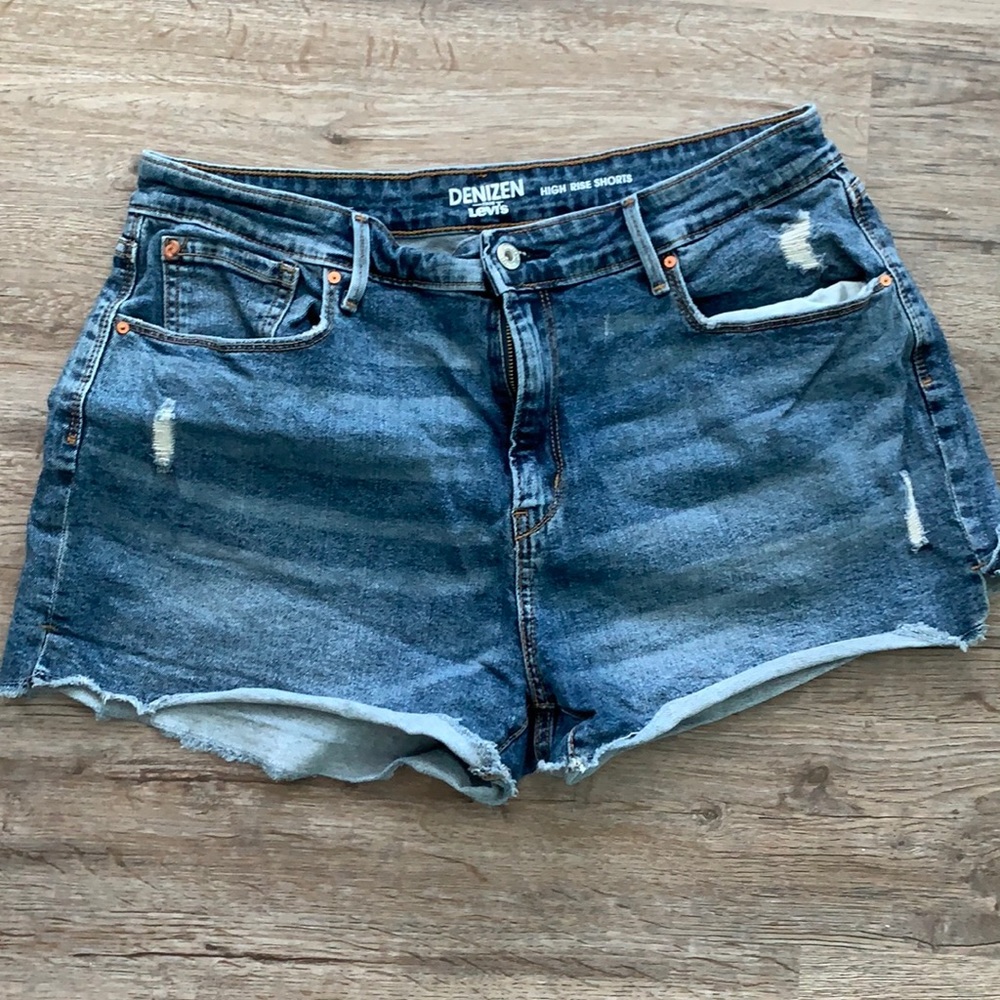 Women’s Levi jean shorts 16